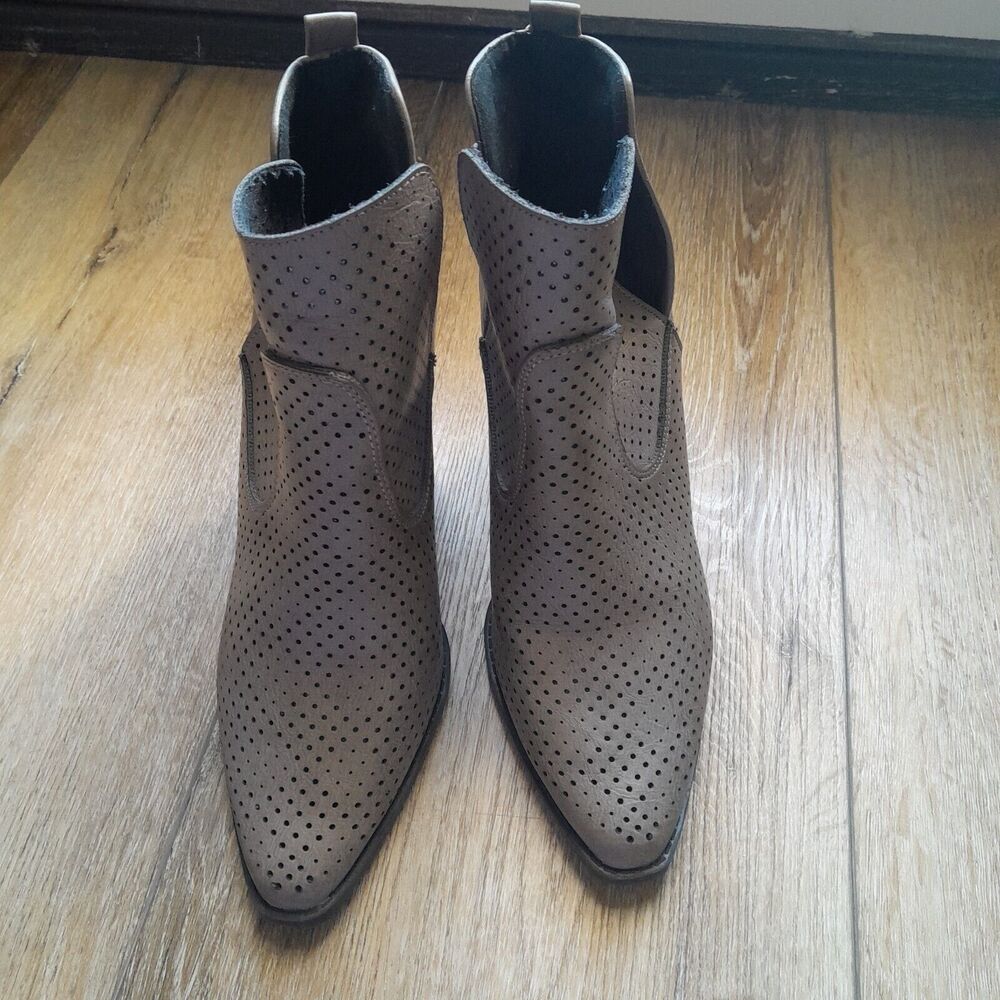 Qupid Leather Ankle Boots Perforated Blocked Heels Sz: 6.5
